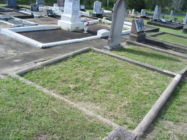 Appletree Creek cemetery, Isis Shire  |   | 