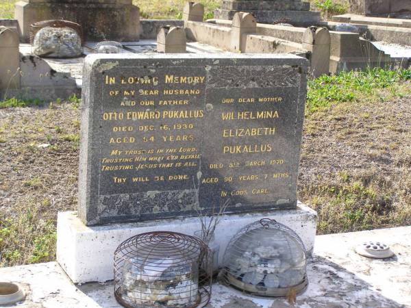 Otto Edward PUKALLUS,  | husband father,  | died 16 Dec 1930 aged 54 years;  | Wilhelmina Elizabeth PUKALLUS, mother,  | died 8 March 1970 aged 90 years 7 months;  | Bergen Djuan cemetery, Crows Nest Shire  | 