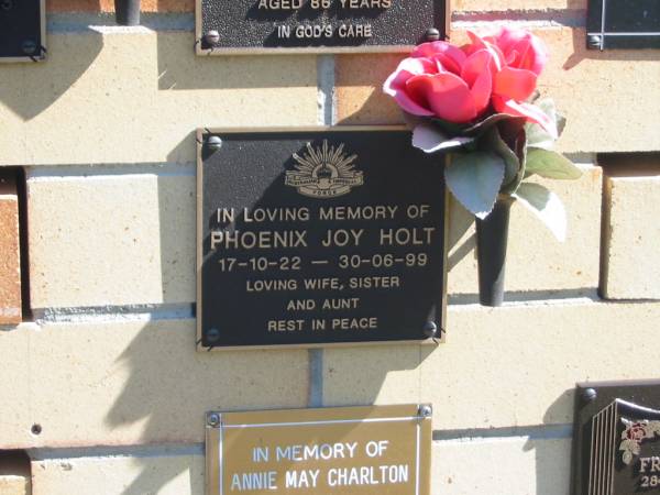 Phoenix Joy HOLT,  | 17-10-22 - 30-06-99,  | wife sister aunt;  | Blackbutt-Benarkin cemetery, South Burnett Region  | 