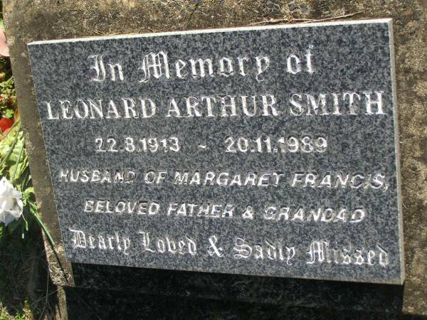 Leonard Arthur SMITH,  | 22-8-1913 - 20-11-1989,  | husband of Margaret Francis,  | father grandad;  | Blackbutt-Benarkin cemetery, South Burnett Region  | 