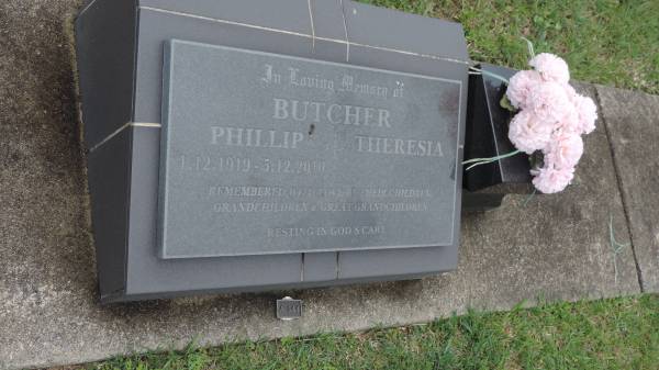 Phillip BUTCHER  | b: 1 Dec 1919  | d: 5 Dec 2010  |   | Theresia BUTCHER  |   |   | Cooloola Coast Cemetery  |   | 