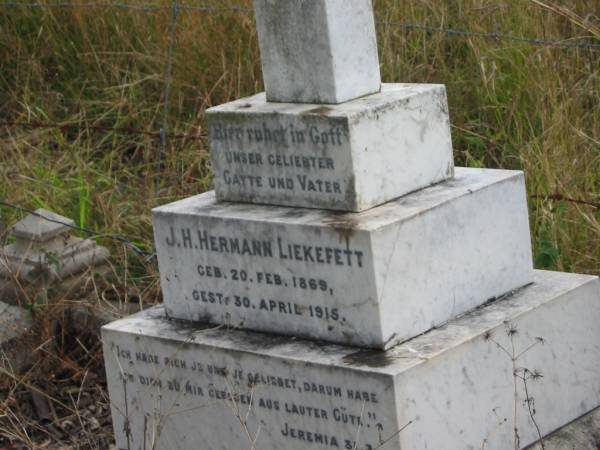 J.H. Hermann LIEKEFETT,  | husband father,  | born 20 Feb 1869,  | died 30 April 1915;  | Helene A.F. LIEKEFETT,  | mother,  | died 25 Aug 1945;  | Coulson General Cemetery, Scenic Rim Region  | 