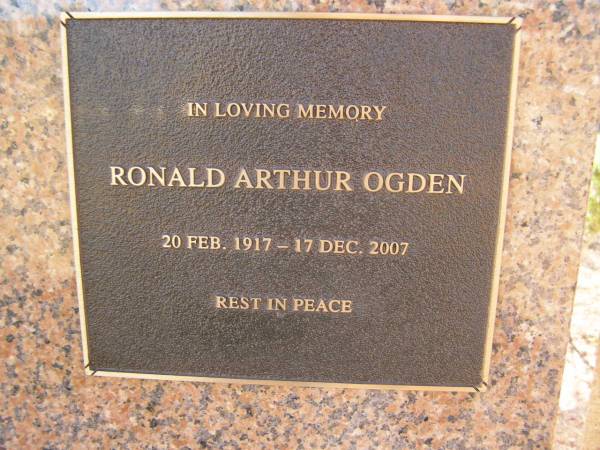 Ronald Arthur OGDEN  | b: 20 Feb 1917  | d: 17 Dec 2007  |   | Exmouth Cemetery, WA  | 