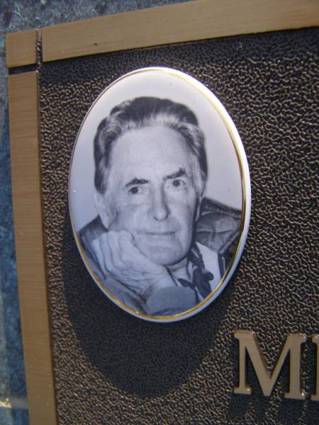 Mervyn Arthur LEE,  | 4-4-1922 - 7-12-2001;  | Gheerulla cemetery, Maroochy Shire  | 