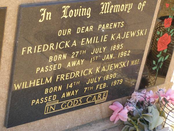 parents;  | Friedricka Emilie KAJEWSKI,  | born 27 July 1895,  | died 1 Jan 1962;  | Wilhelm Fredrick KAJEWSKI,  | born 14 July 1890,  | died 7 Feb 1979;  | Glencoe Bethlehem Lutheran cemetery, Rosalie Shire  | 