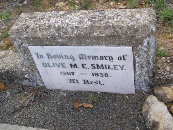 Olive M.E. SMILEY,  | 1907 - 1938;  | Robert James SMILEY,  | 1903 - 1966;  | Helidon General cemetery, Gatton Shire  | 