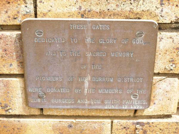 dedicated to pioneers of the Burrum district;  | donated by Edwin BURGESS & Tom SMITH families;  | Howard cemetery, City of Hervey Bay  | 