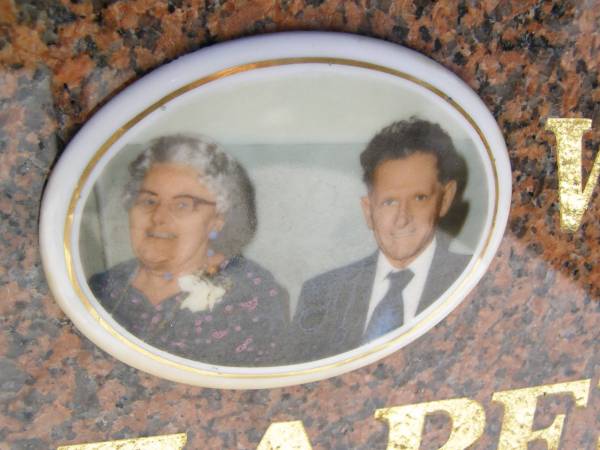 Ethel May HOLZAPFEL,  | 21-1-1912 - 15-1-1979;  | William Henry HOLZAPFEL,  | 27-1-1909 - 25-3-2003;  | parents grandparents great-grandparents;  | Kandanga Cemetery, Cooloola Shire  | 