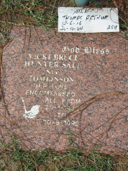 Vicki Bruce Hunter SALE nee TOMLINSON, 20-1-1920? - 30-8-1993;  | Thomas Arthur SALE, 12-6-16 - 20-10-04, 25A;  | Logan Village Cemetery, Beaudesert Shire  | 