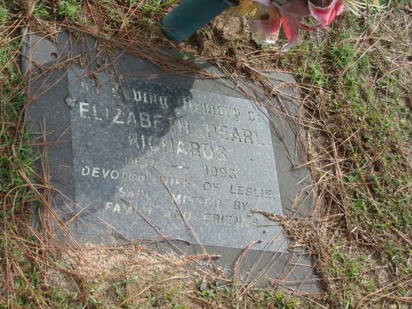 Elizabeth Pearl RICHARDS, 1937 - 1993, wife of Leslie;  | Logan Village Cemetery, Beaudesert Shire  | 