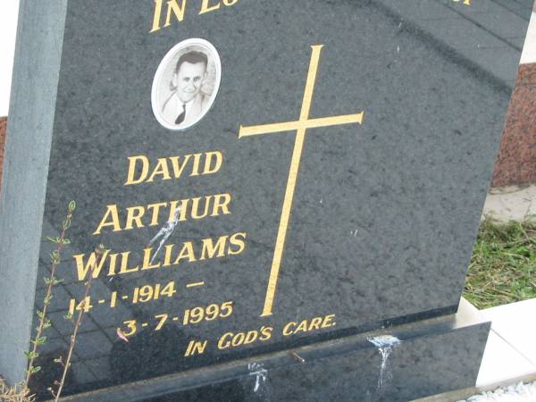 David Arthur WILLIAMS, 14-1-1914 - 3-7-1995;  | Lowood Trinity Lutheran Cemetery (Bethel Section), Esk Shire  | 