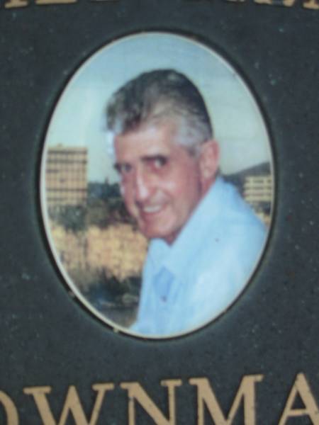 Jeffrey Downman CASWELL,  | 2-8-38 - 12-11-98,  | husband of Carole,  | dad of Jayne, Jenny & Martin;  | Maclean cemetery, Beaudesert Shire  | 