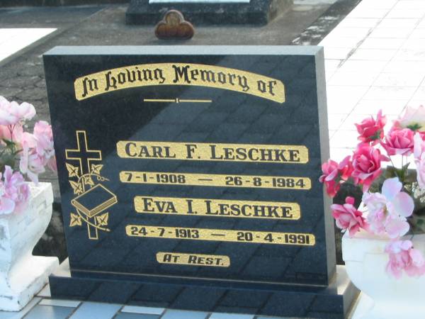 Carl F. LESCHKE,  | 7-1-1908 - 26-8-1984;  | Eva I. LESCHKE,  | 24-7-1913 - 20-4-1991;  | Marburg Lutheran Cemetery, Ipswich  | 