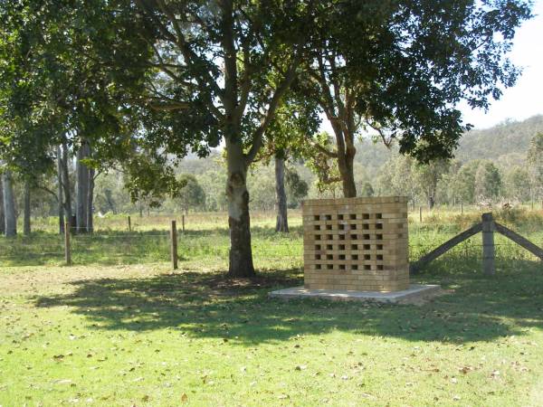 [empty collumbarium];  | Moore-Linville general cemetery, Esk Shire  | 