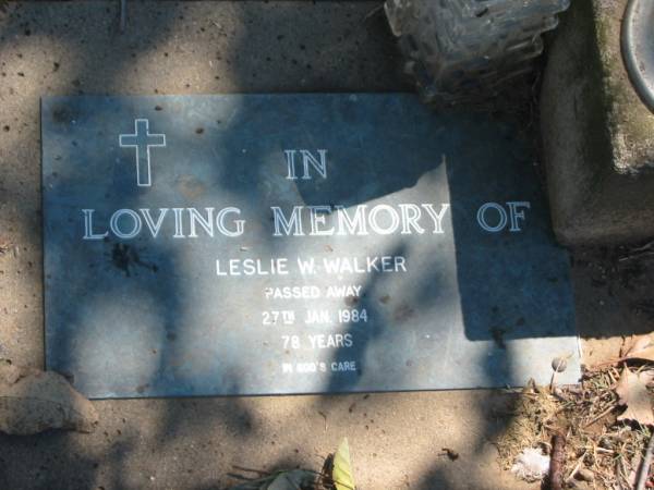 Leslie W. WALKER,  | died 27 Jan 1984 aged 78 years;  | Moore-Linville general cemetery, Esk Shire  | 
