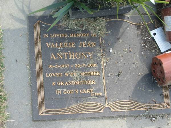 Valerie Jean ANTHONY,  | 19-3-1937 - 22-7-2001,  | wife mother grandmother;  | Mudgeeraba cemetery, City of Gold Coast  | 