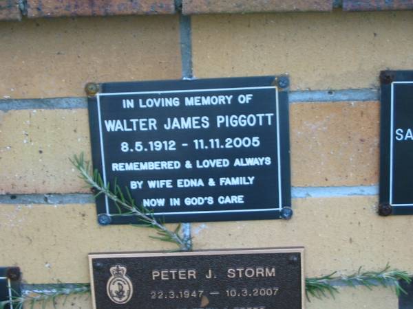 Walter Janes PIGGOTT,  | 8-5-1912 - 11-11-2005,  | wife Edna;  | Mudgeeraba cemetery, City of Gold Coast  | 