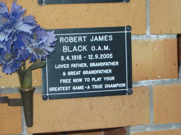 Robert James BLACK,  | 8-4-1928 - 12-9-2005,  | father grandfather great-grandfather;  | Mudgeeraba cemetery, City of Gold Coast  | 
