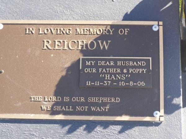 Hans REICHOW,  | husband father poppy,  | 11-11-37 - 16-8-06;  | Pimpama Island cemetery, Gold Coast  | 