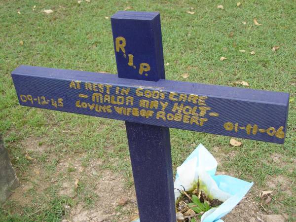 Malda May HOLT,  | wife of Robert,  | 09-12-45 - 01-11-06;  | Pimpama Uniting cemetery, Gold Coast  | 