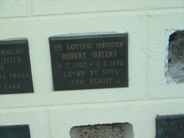 Robert SEFLERS,  | 4-7-1902 - 2-9-1992,  | loved by Nina;  | Polson Cemetery, Hervey Bay  | 