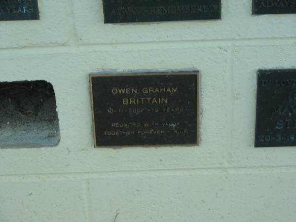 Owen Graham BRITTAIN,  | died 10-11-2007 aged 79 years,  | reunited with Valda;  | Polson Cemetery, Hervey Bay  | 