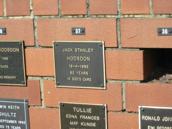 Jack Stanley HODSDON  | 19-4-1992 aged 82  |   | Sherwood (Anglican) Cemetery, Brisbane  | 