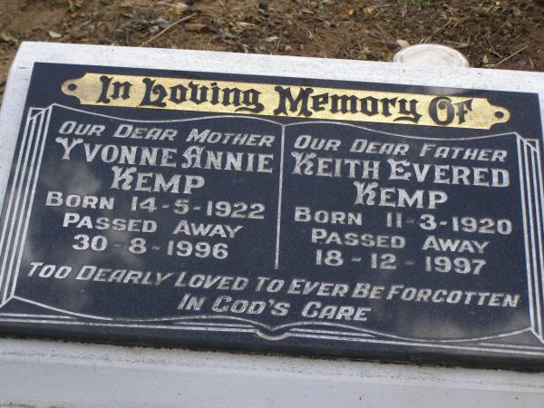 Yvonne Annie KEMP,  | mother,  | born 14-5-1922  | died 30-8-1996;  | Keith Evered KEMP,  | father,  | born 11-3-1920  | died 18-12-1997;  | Yangan Presbyterian Cemetery, Warwick Shire  | 