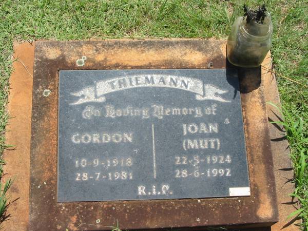 Gordon THIEMANN,  | 18-9-1918 - 28-7-1981;  | Joan (Mut) THIEMANN,  | 22-5-1924 - 28-6-1992;  | Yarraman cemetery, Toowoomba Regional Council  | 