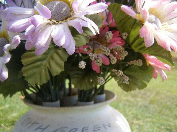 Beryl Edith GREEN (nee STIMPSON),  | 8-11-1930 - 4-1-2008,  | mother mother-in-law grandmother great-grandmother;  | Yarraman cemetery, Toowoomba Regional Council  | 