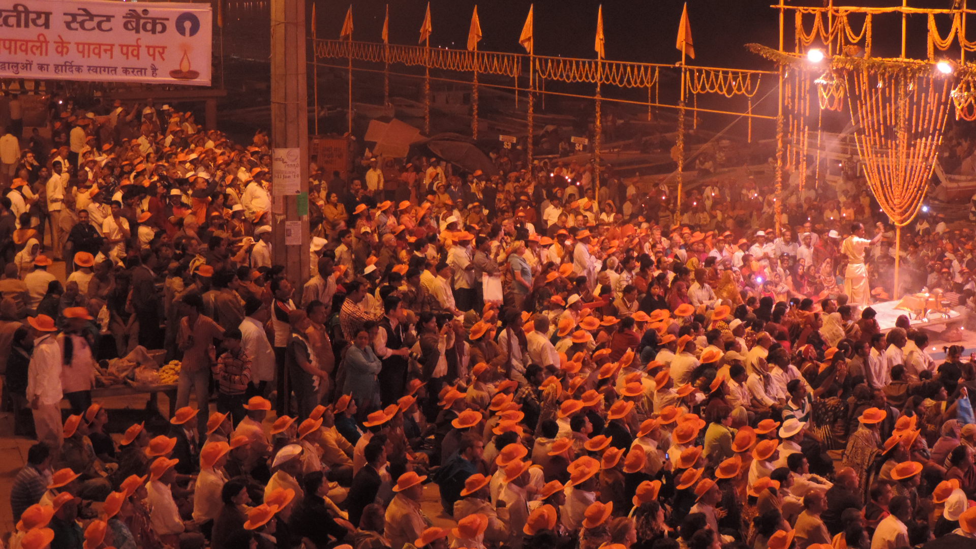 pilgrims at an evening service atthe Ganges